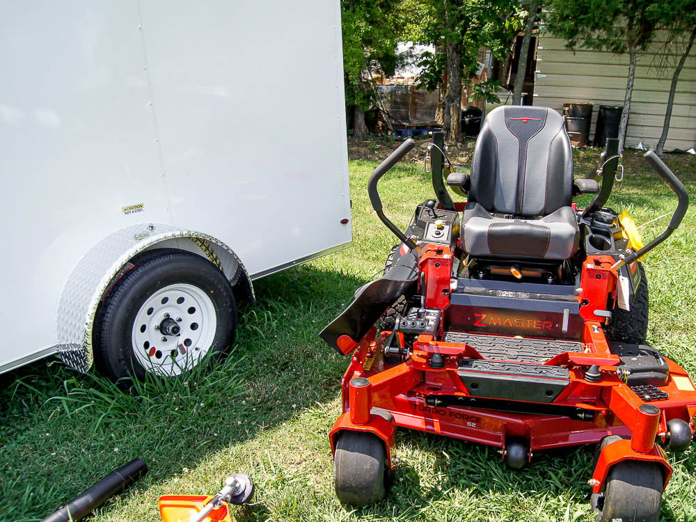 Toro 77282 2000 Series 52" Zero Turn Mower Enclosed Trailer Handheld Package