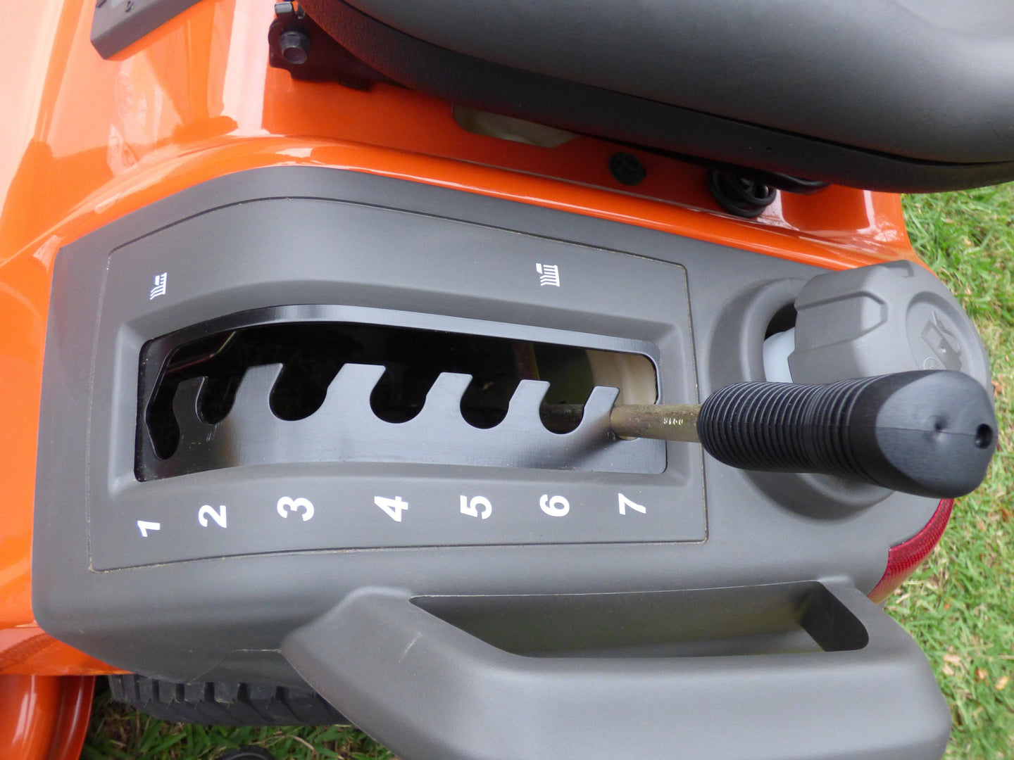 Husqvarna LGT2654 Lawn Tractor